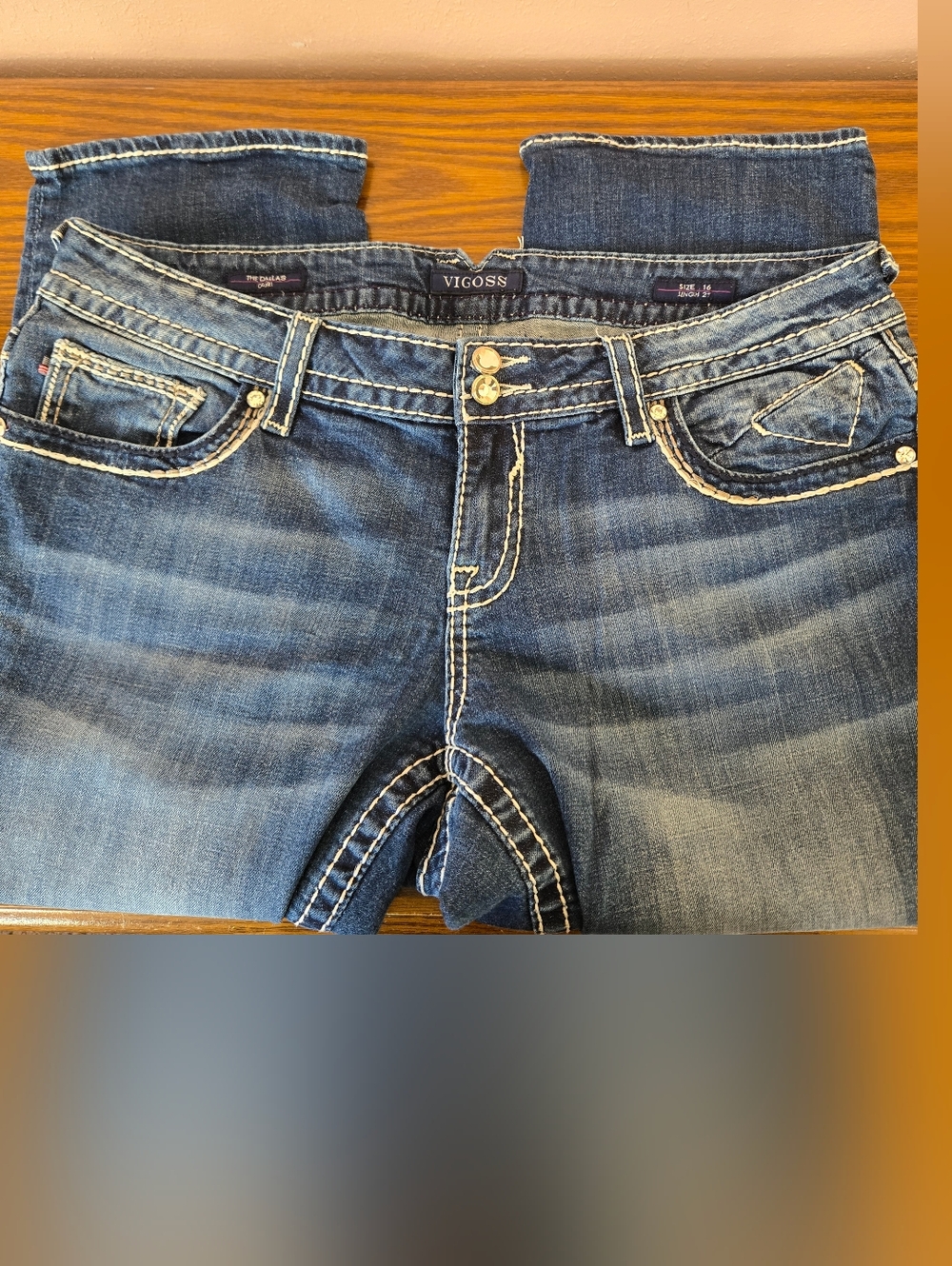 Women's Vigoss Dallas Capri's. Size 16. GUC! Embroidered Pockets.